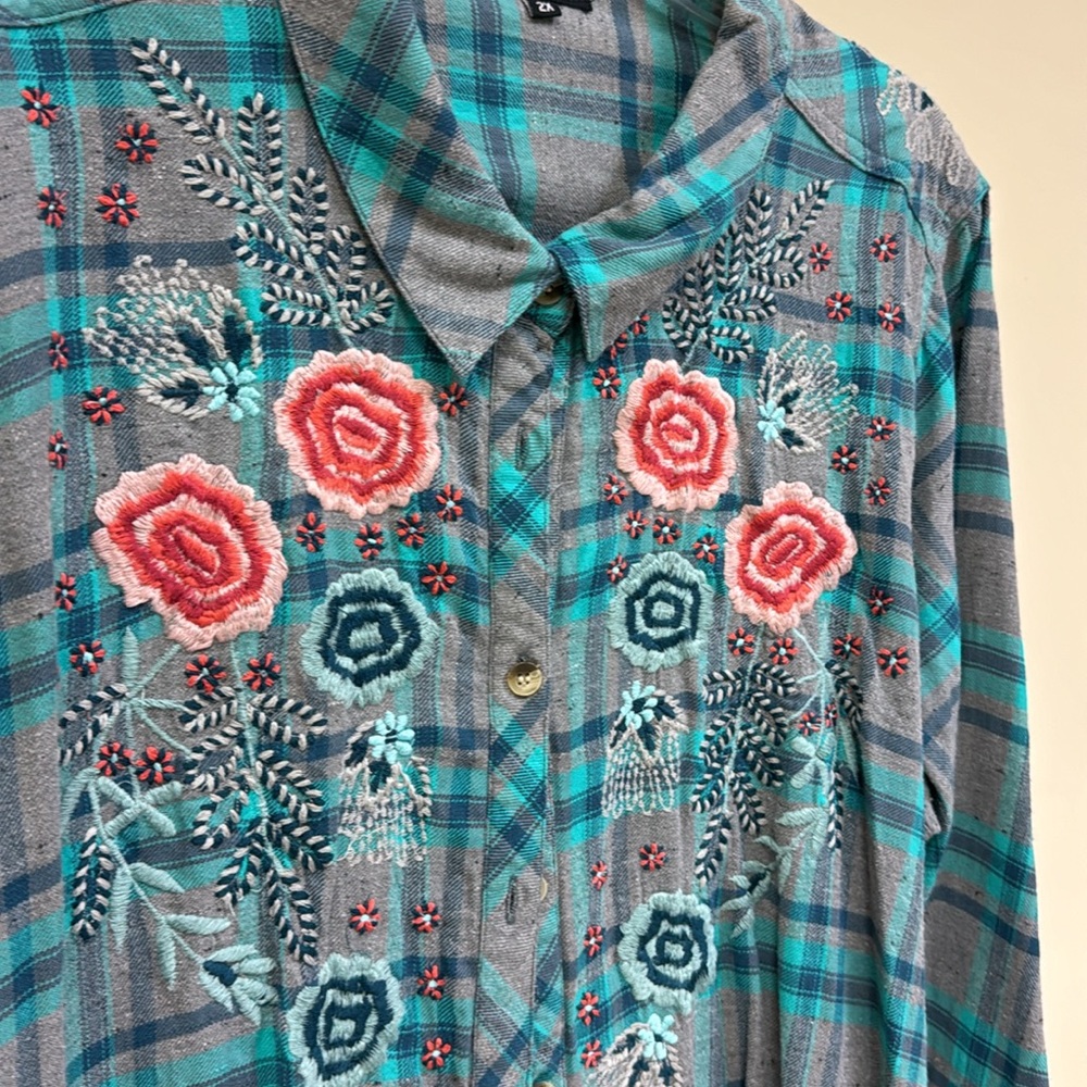 Plus size Tolani flannel long shirt - Picture 2 of 8